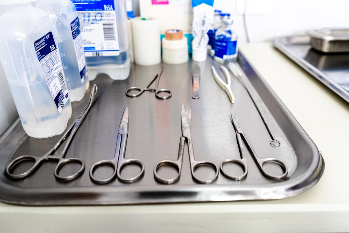 Self-retaining surgical retractor